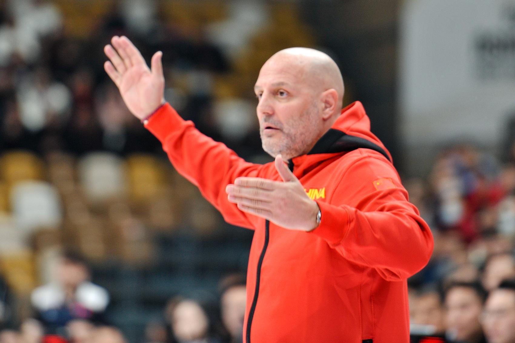 媒体人:高大锋线处理球是欧洲经典打法 但男篮侧翼达不到乔帅要求